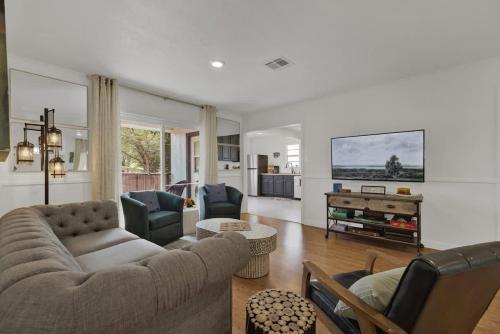 elegant and stylish glenmoor abode 5 min to town