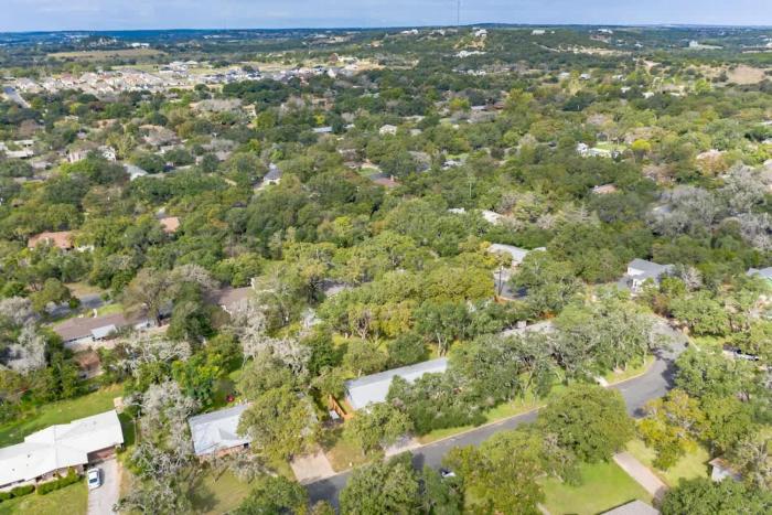 luxury home just 5 min from main st