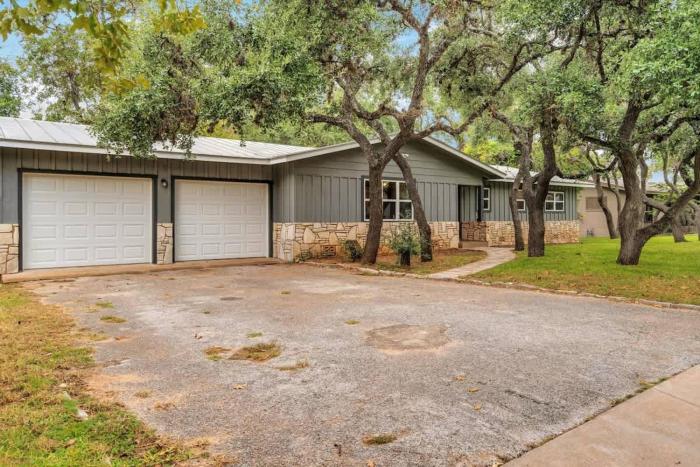 luxury home just 5 min from main st