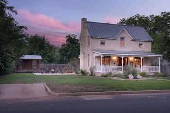 texas charm texana 15 min walk to main