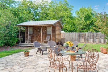texas charm texana 15 min walk to main
