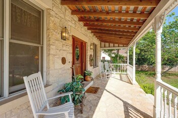 texas charm texana 15 min walk to main
