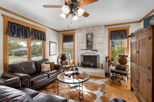 texas charm texana 15 min walk to main