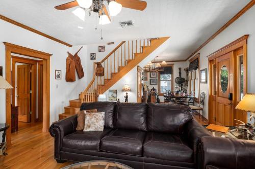 texas charm texana 15 min walk to main