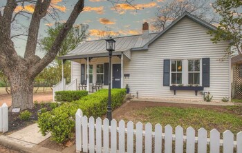 awesome haus with gameroom 4blks to center of town