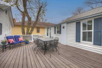 awesome haus with gameroom 4blks to center of town