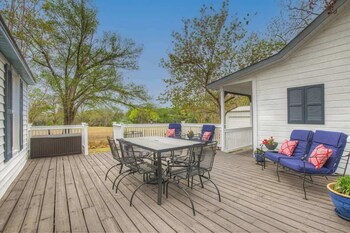 awesome haus with gameroom 4blks to center of town