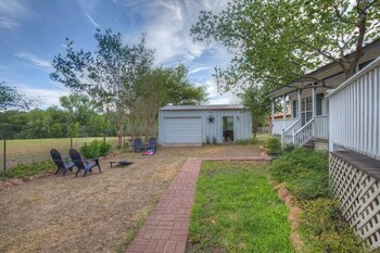 awesome haus with gameroom 4blks to center of town