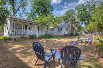 awesome haus with gameroom 4blks to center of town