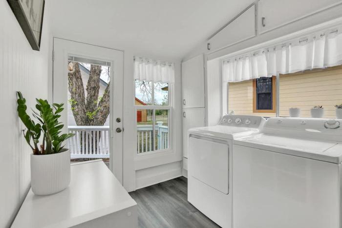 awesome haus with gameroom 4blks to center of town