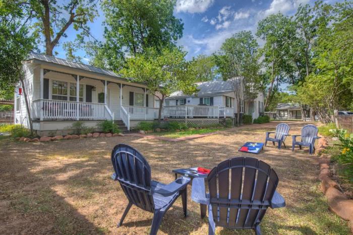 awesome haus with gameroom 4blks to center of town