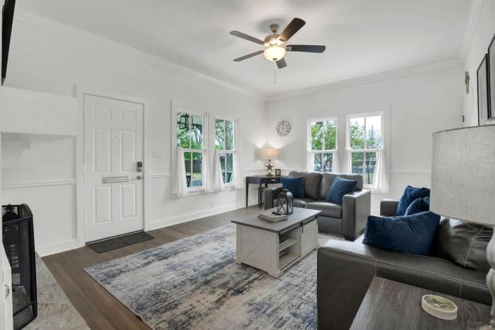 awesome haus with gameroom 4blks to center of town