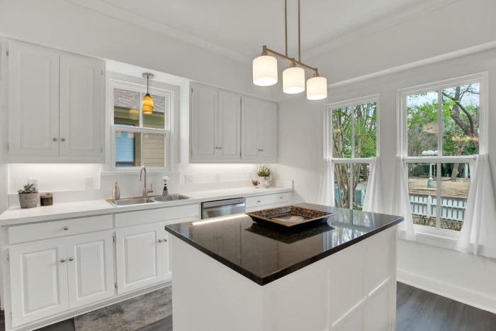 awesome haus with gameroom 4blks to center of town