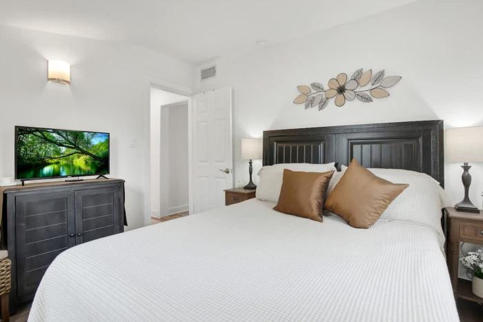 awesome haus with gameroom 4blks to center of town