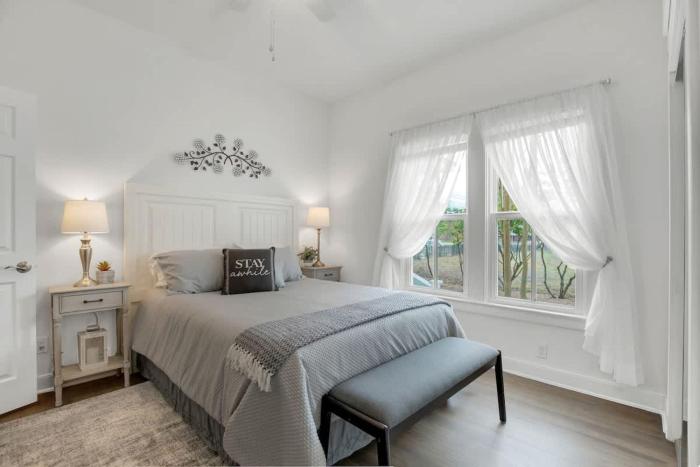 awesome haus with gameroom 4blks to center of town