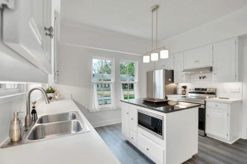 awesome haus with gameroom 4blks to center of town