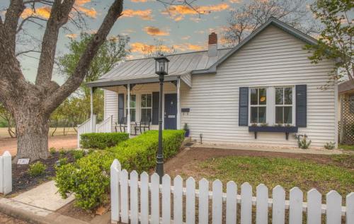 awesome haus with gameroom 4blks to center of town