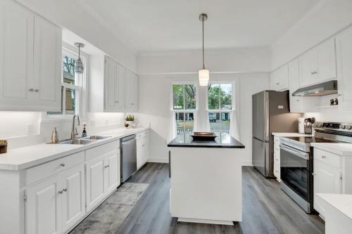awesome haus with gameroom 4blks to center of town