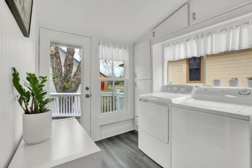 awesome haus with gameroom 4blks to center of town