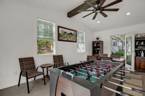 awesome haus with gameroom 4blks to center of town