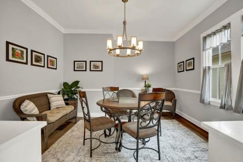 awesome haus with gameroom 4blks to center of town