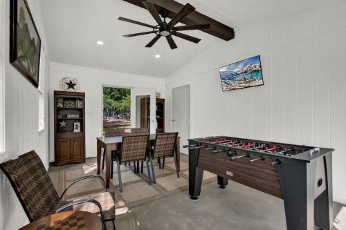 awesome haus with gameroom 4blks to center of town