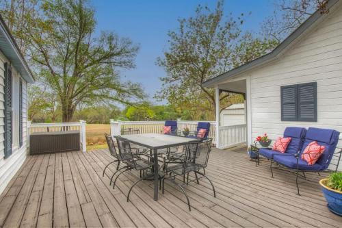 awesome haus with gameroom 4blks to center of town