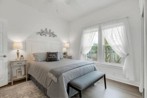awesome haus with gameroom 4blks to center of town