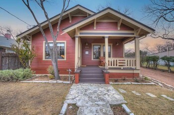 charming craftsman home 2 blks from main st