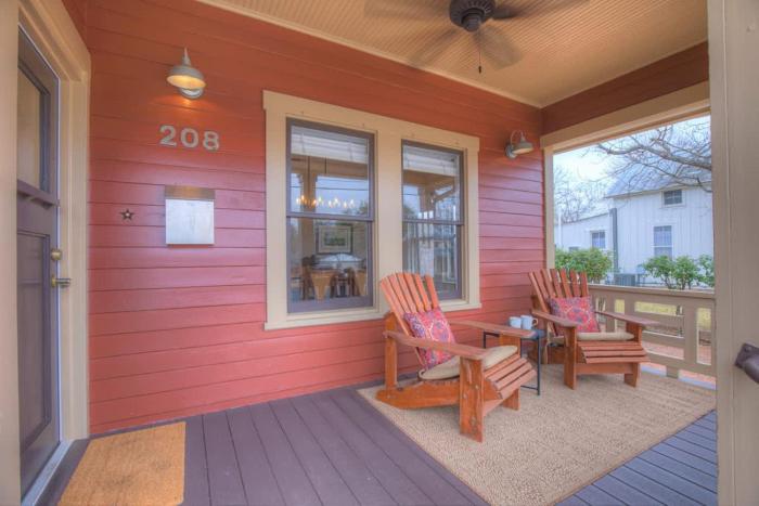 charming craftsman home 2 blks from main st