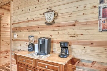 cozy cabin firepit and grill and 10 mins to main st