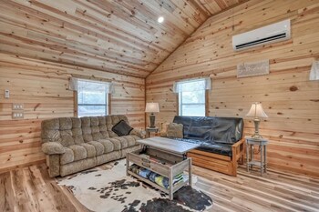 cozy cabin firepit and grill and 10 mins to main st