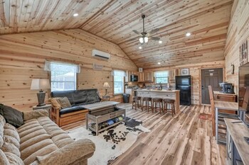 cozy cabin firepit and grill and 10 mins to main st