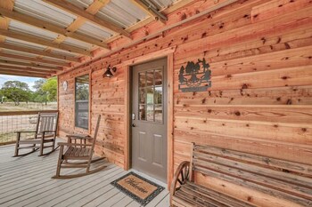 cozy cabin firepit and grill and 10 mins to main st