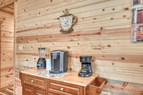 cozy cabin firepit and grill and 10 mins to main st