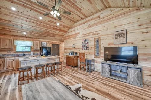 cozy cabin firepit and grill and 10 mins to main st