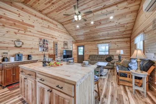 cozy cabin firepit and grill and 10 mins to main st