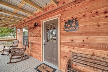 rustic cabin with firepit and grill 10 mins to main st