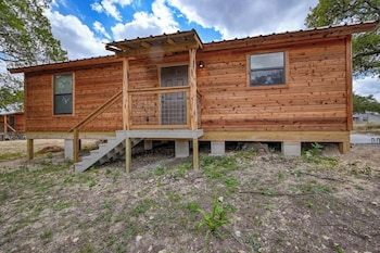 rustic cabin with firepit and grill 10 mins to main st