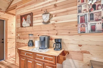 rustic cabin with firepit and grill 10 mins to main st