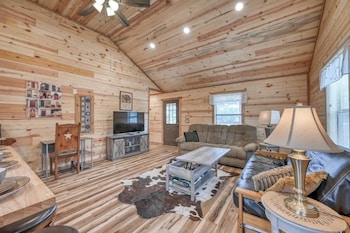rustic cabin with firepit and grill 10 mins to main st