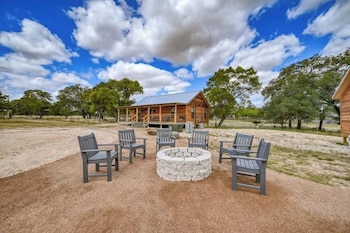 rustic cabin with firepit and grill 10 mins to main st