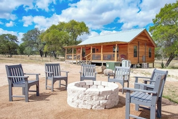 rustic cabin with firepit and grill 10 mins to main st