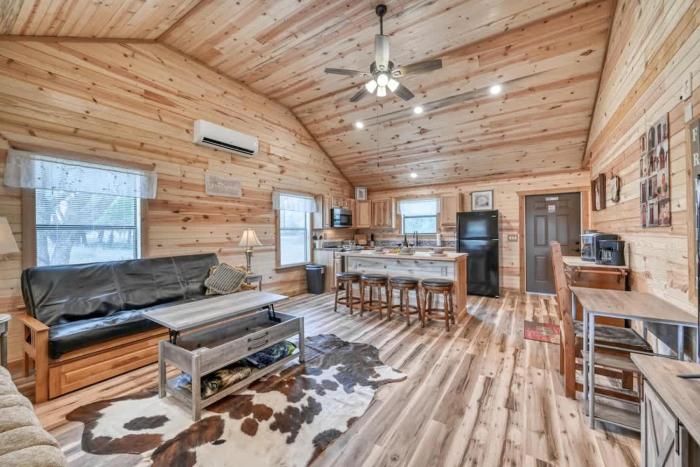 rustic cabin with firepit and grill 10 mins to main st