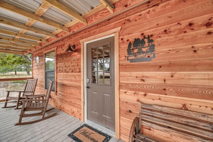 rustic cabin with firepit and grill 10 mins to main st