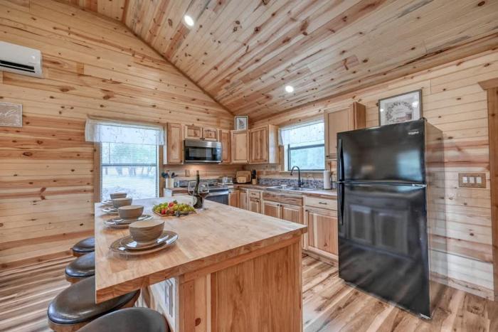 rustic cabin with firepit and grill 10 mins to main st