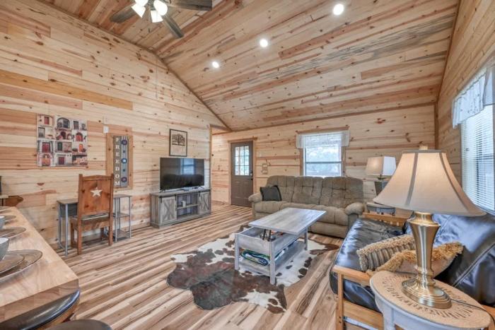 rustic cabin with firepit and grill 10 mins to main st