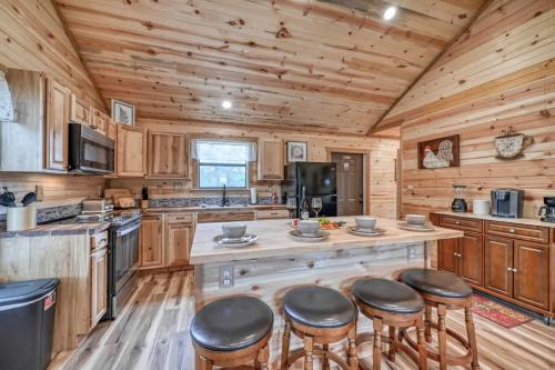 rustic cabin with firepit and grill 10 mins to main st
