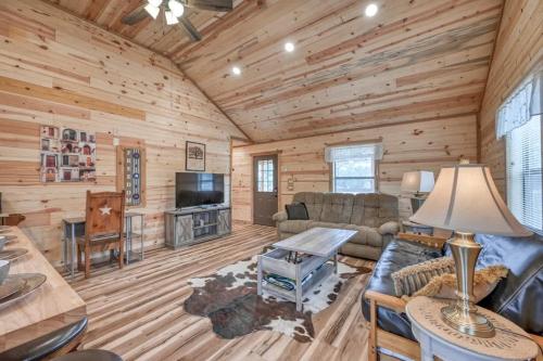 rustic cabin with firepit and grill 10 mins to main st