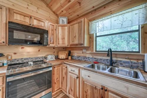 rustic cabin with firepit and grill 10 mins to main st